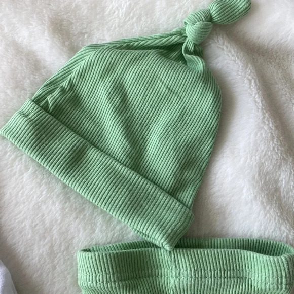 Baby my first st. Patrick’s day green and white outfit set with hat - Picture 4 of 5